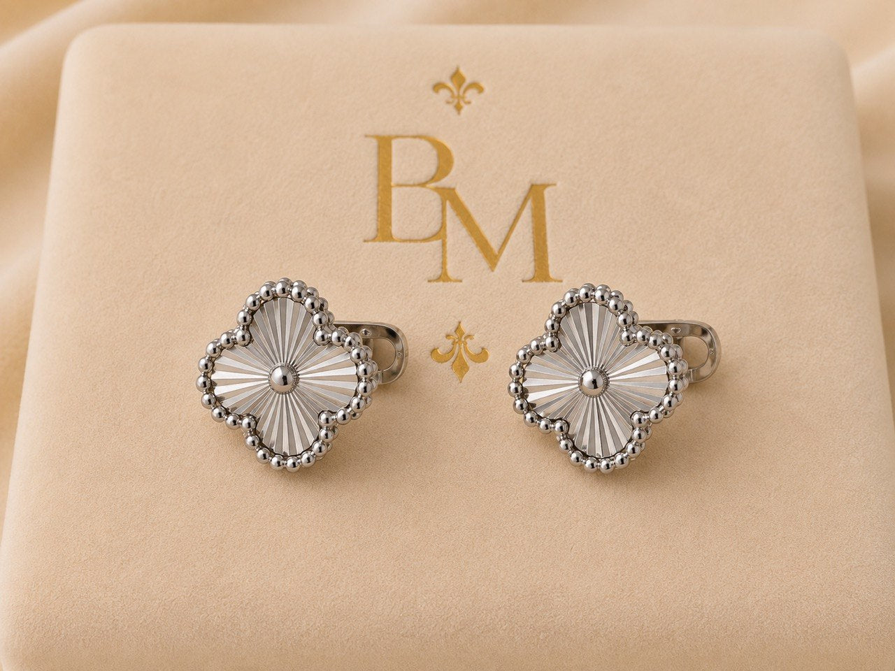 18K White Gold Clover Earrings – 5g