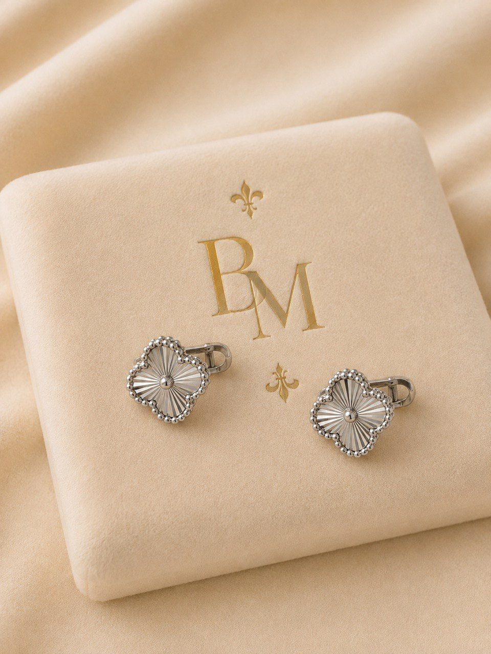 18K White Gold Clover Earrings – 5g